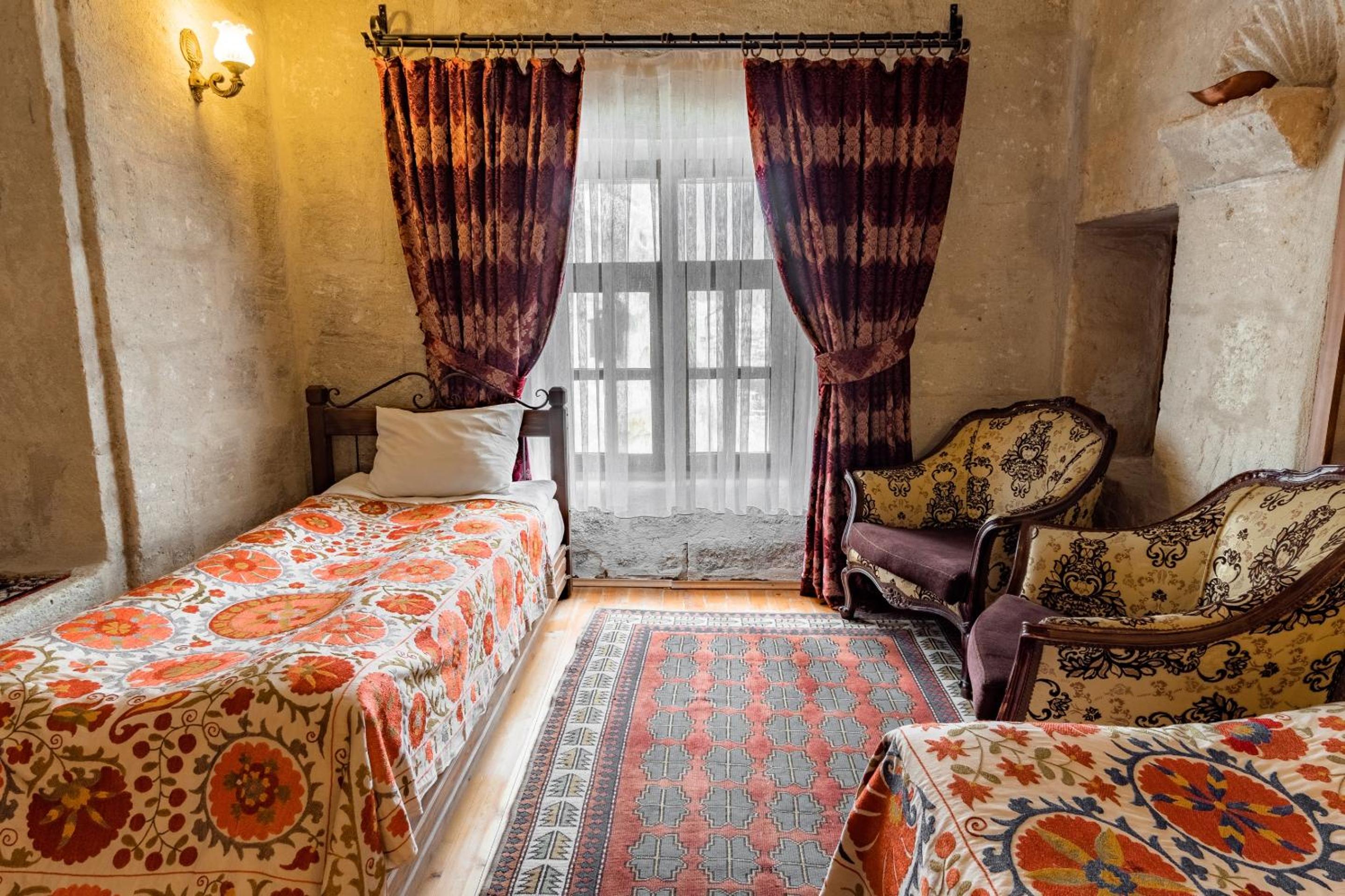 SUITE, KING BED