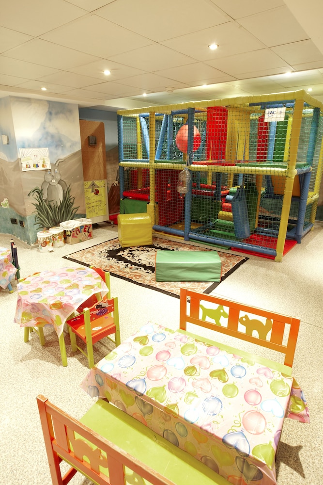 Ski Plaza 48/50