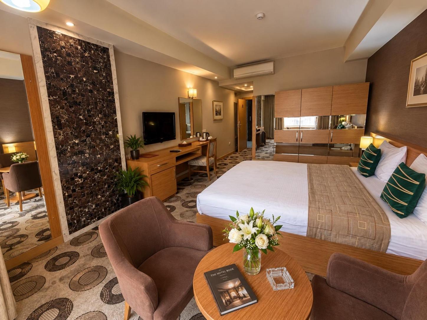 Grand Palace Hotel 53/71