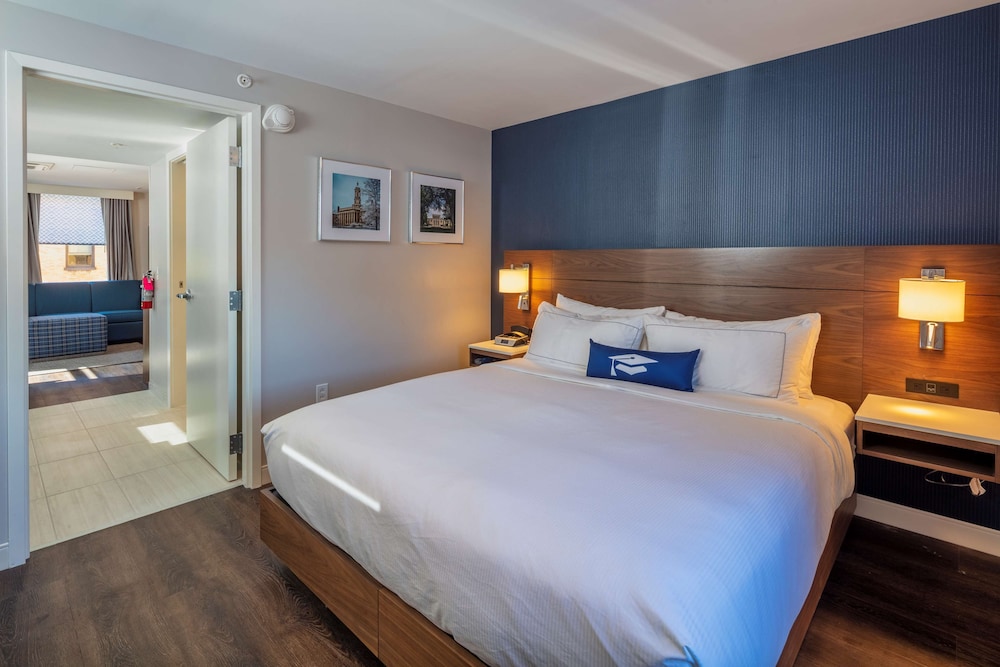 جناح بسرير كوين بغرفة نوم واحدة مع أريكة