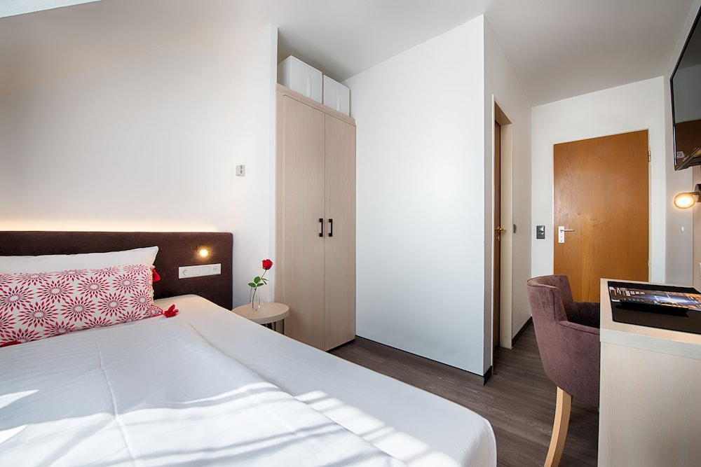 Home Hotel 13/59