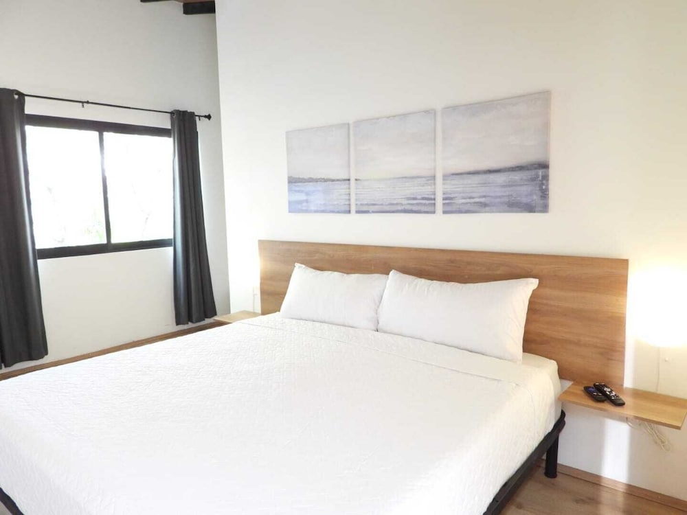 ROOM, KING BED