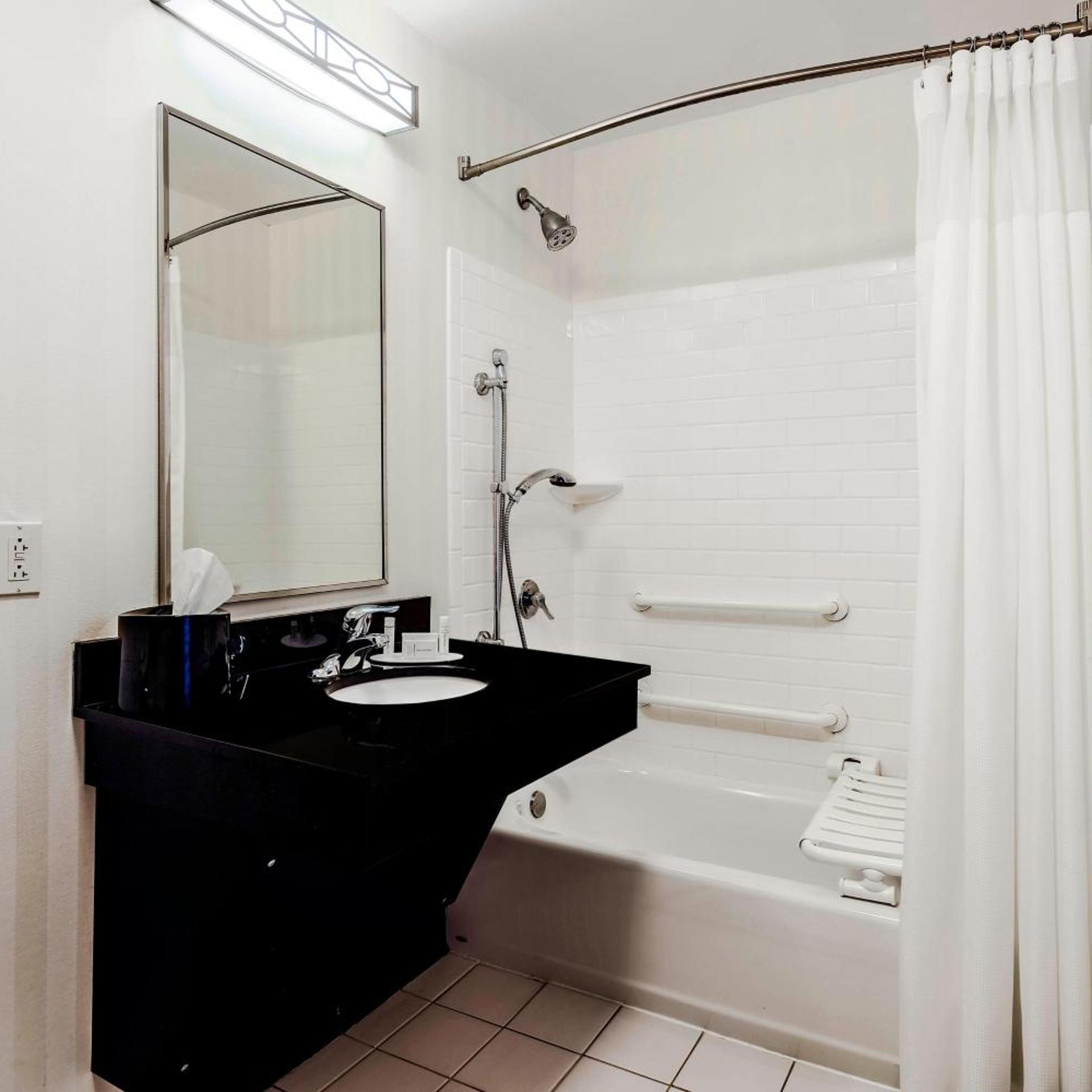 غرفة بسرير كينج بحوض استحمام لذوي الإعاقة، Fairfield Inn Suites Wilkes Barre Scranton 3/4