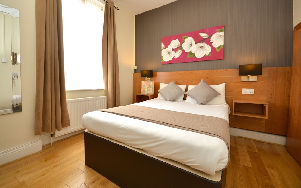 ROOM, DOUBLE BED