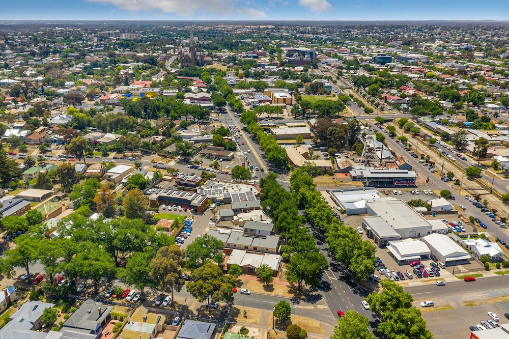 National Hotel Complex And Bendigo Central Apartments 66/68