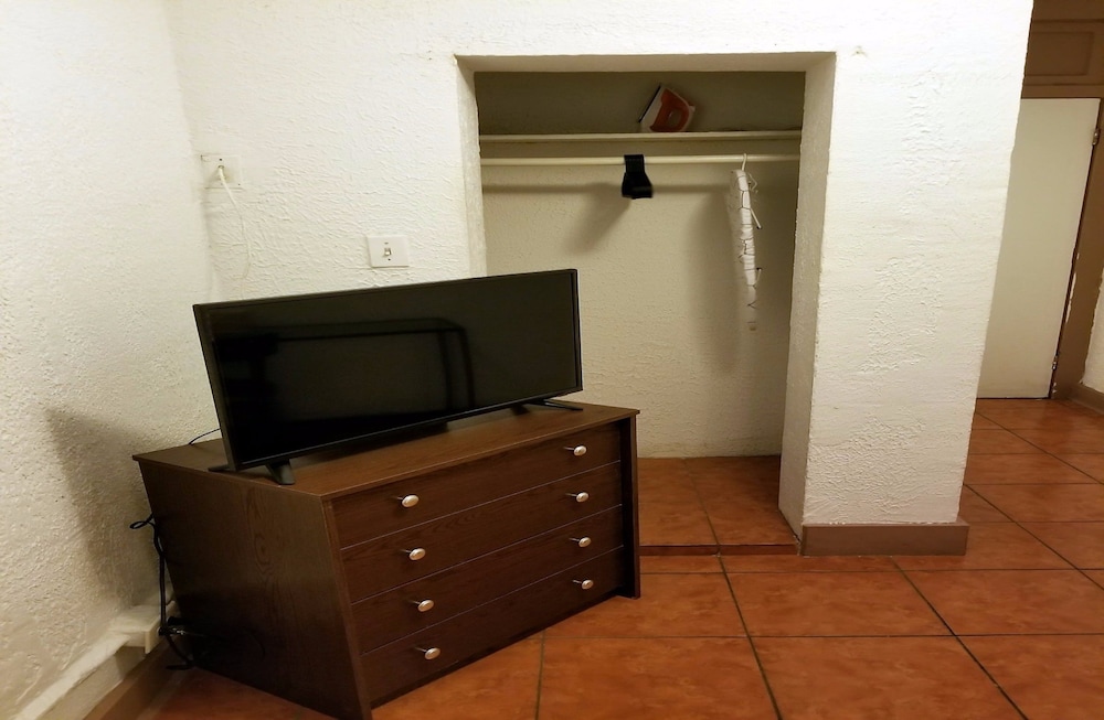 Monterey Inn Hotel 8/50