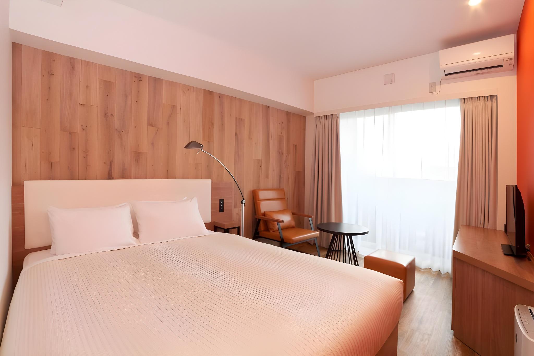 Moderate, Queen Bed, South Wing