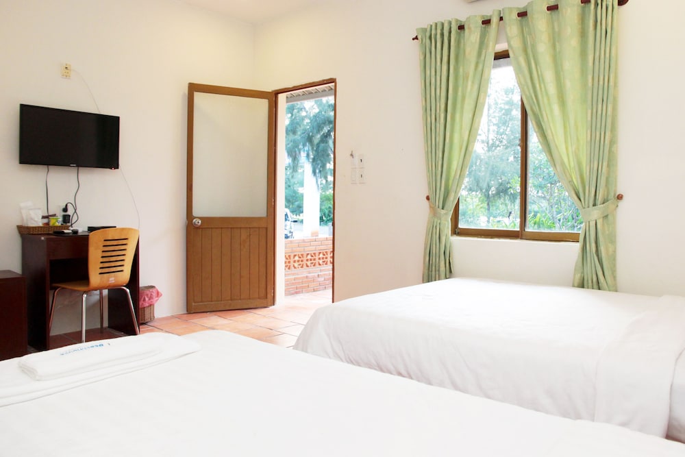 ROOM, BEACH FRONT