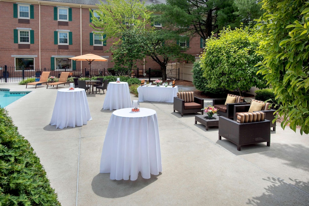 Boston Woburn Burlington Hotel 46/49