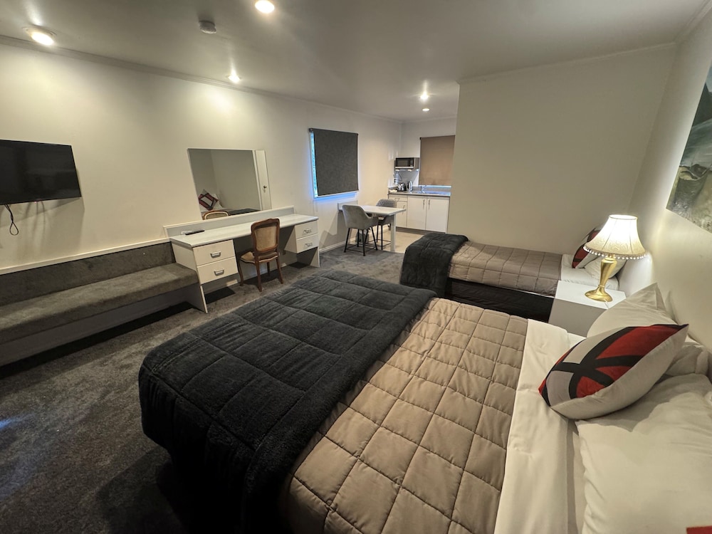 Settlers Motor Lodge 25/43