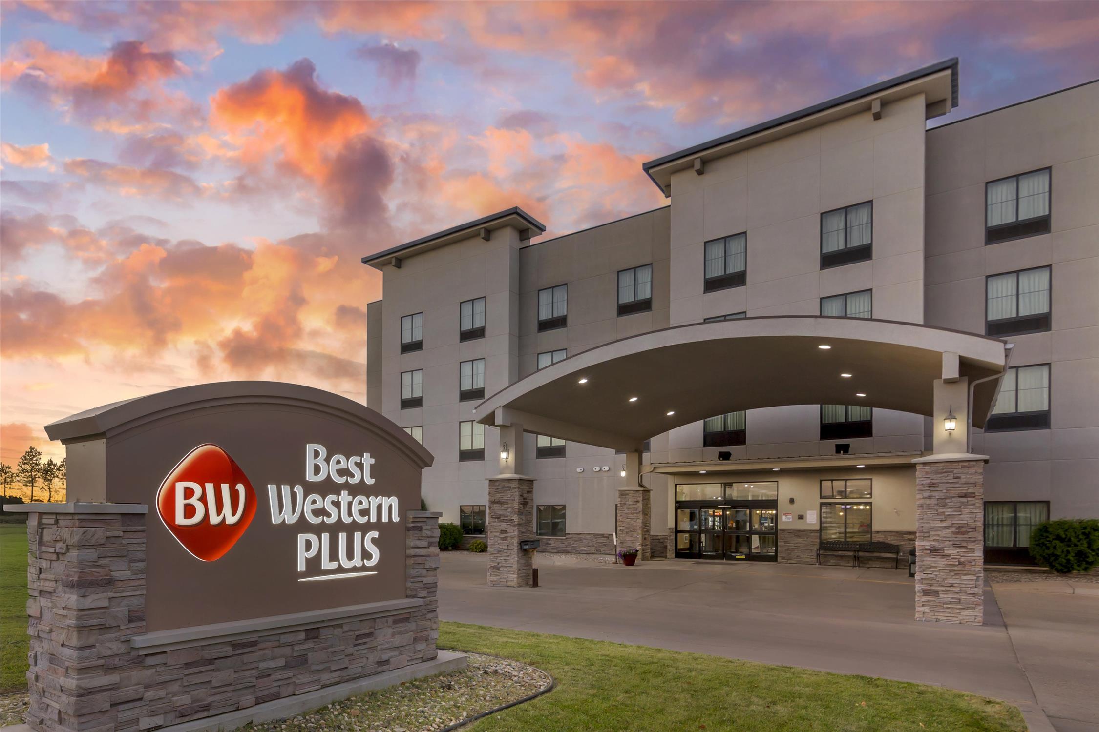 Best Western Plus Williston Hotel & Suites 2/50