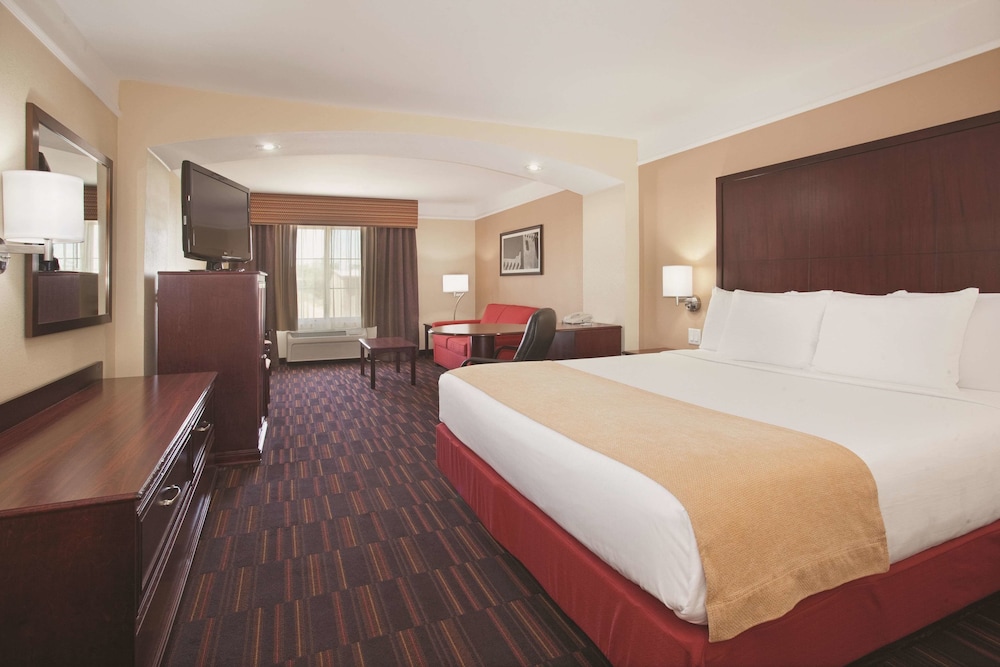 La Quinta Inn & Suites by Wyndham Albuquerque Midtown 21/57