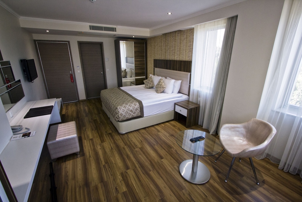 Edis Premier Hotel 13/37