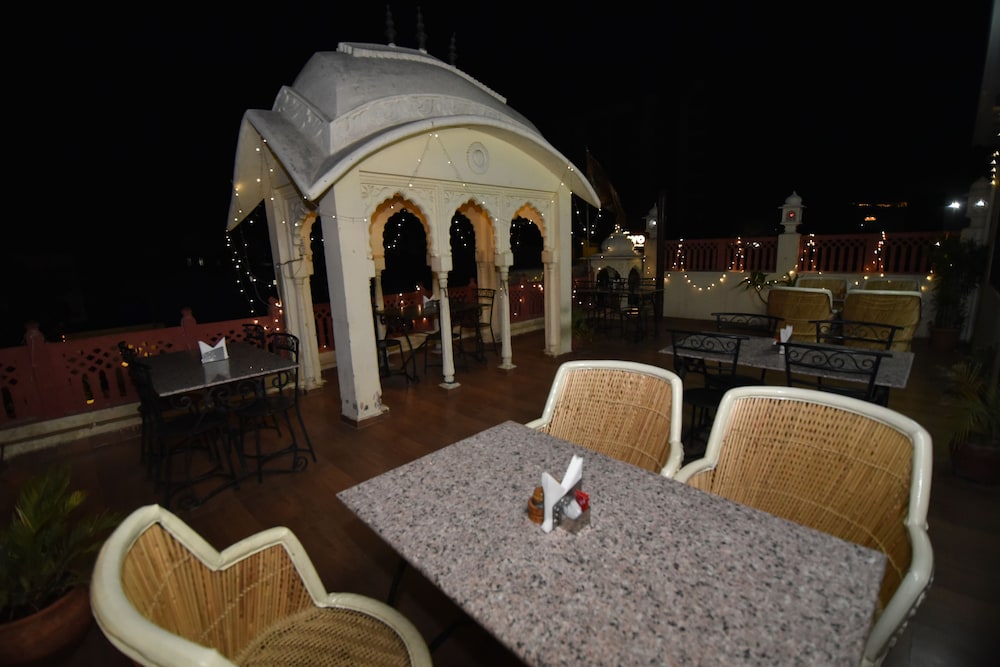 Hotel Vaishnavi 44/58