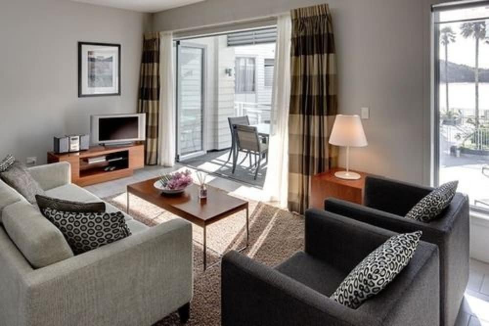 The Waterfront Suites Heritage Collection 24/50