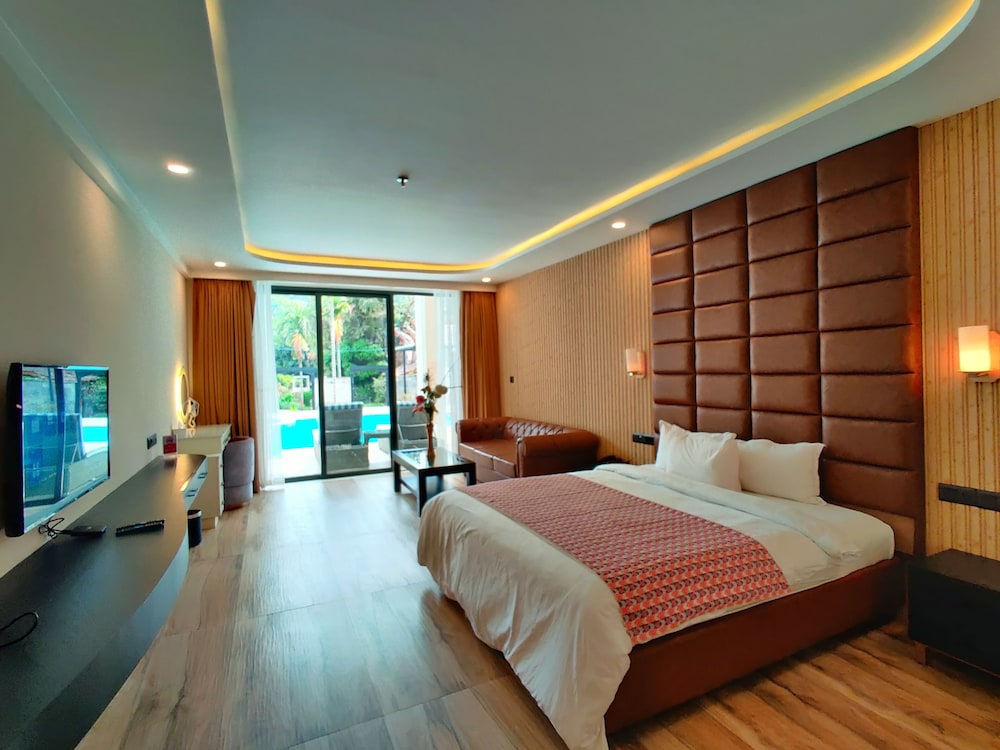 Luxury, King Bed, Pool Access