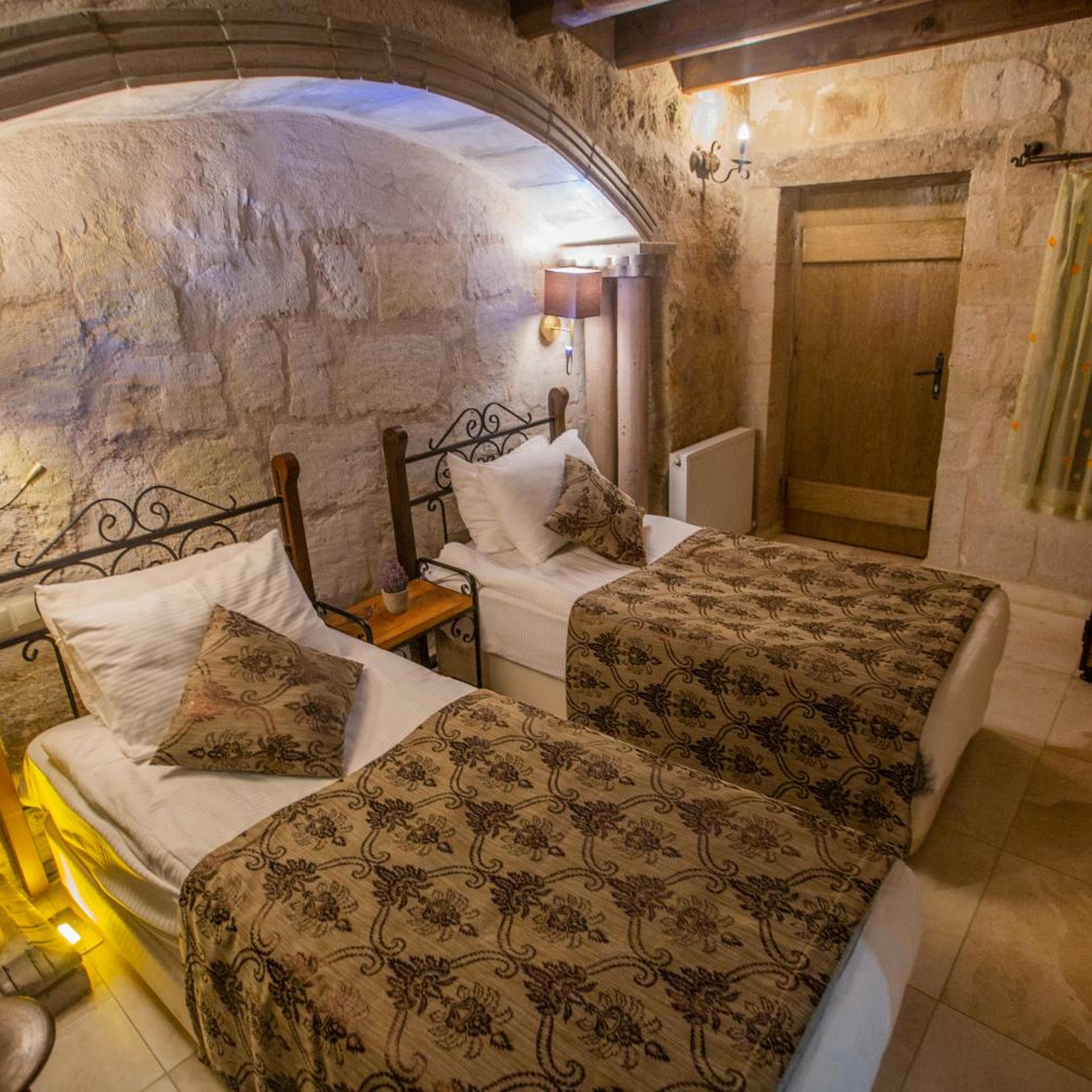 ROOM, TWIN BEDS