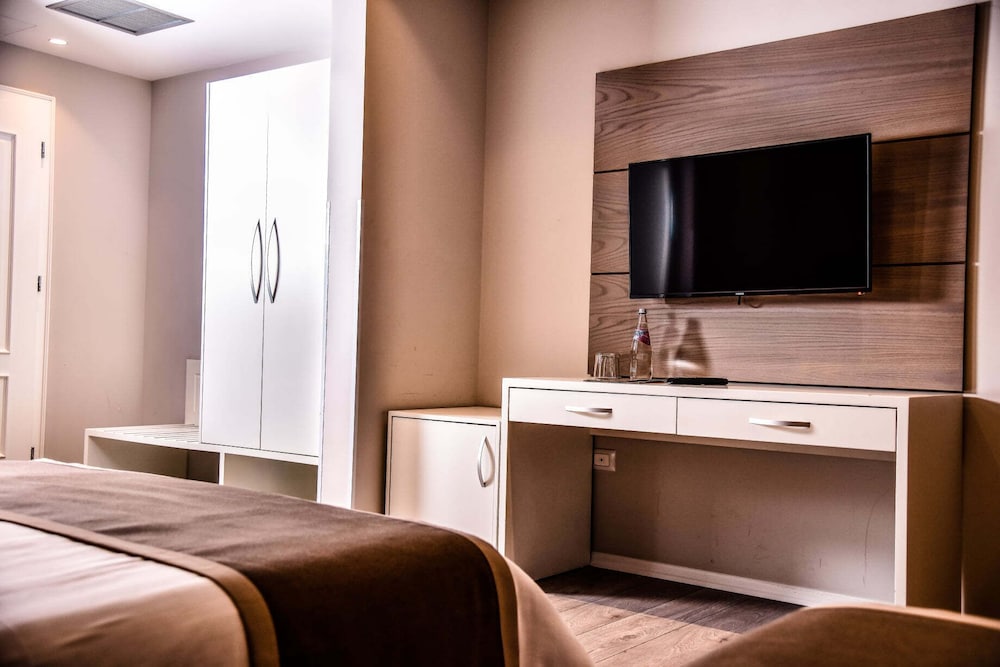 VH Broadway Tirana Hotel 40/50