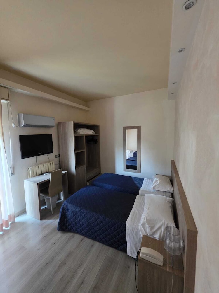 City, Triple, 1 Double and 1 Single Bed
