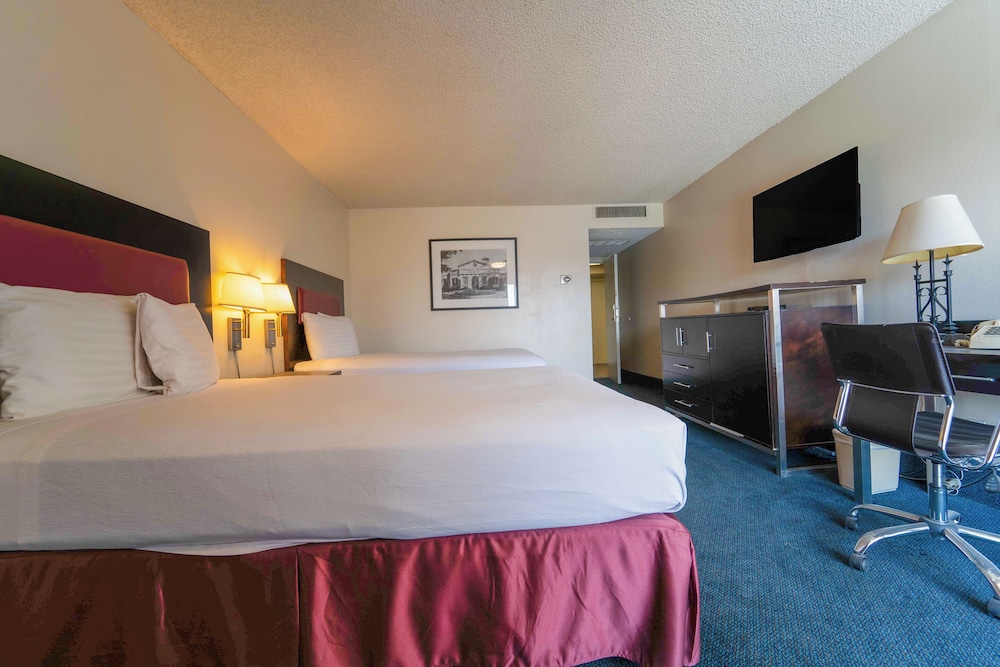Room, 2 Double Beds, Pool Side