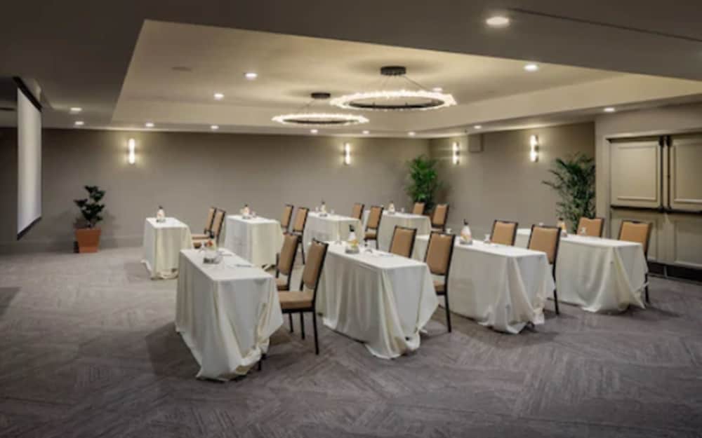 Toll House Hotel Los Gatos, Tapestry Collection by Hilton 43/50