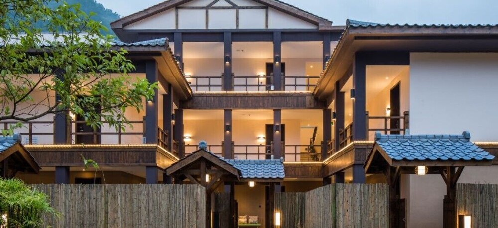 Howard Johnson Huashuiwan Hot Springs Resort Chengdu 1/41