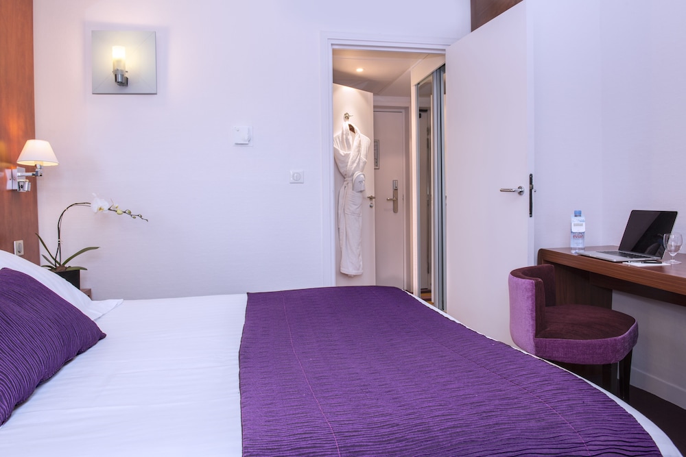 Ampere Hotel 22/80
