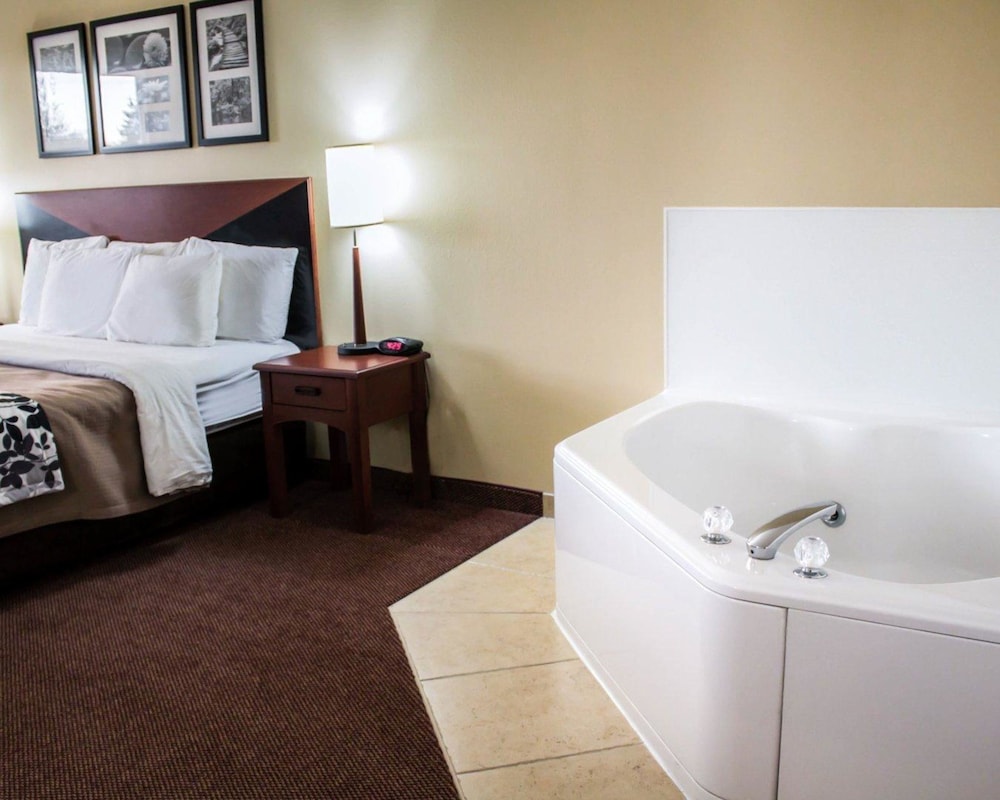 Quality Inn & Suites Chambersburg Northeast 14/47