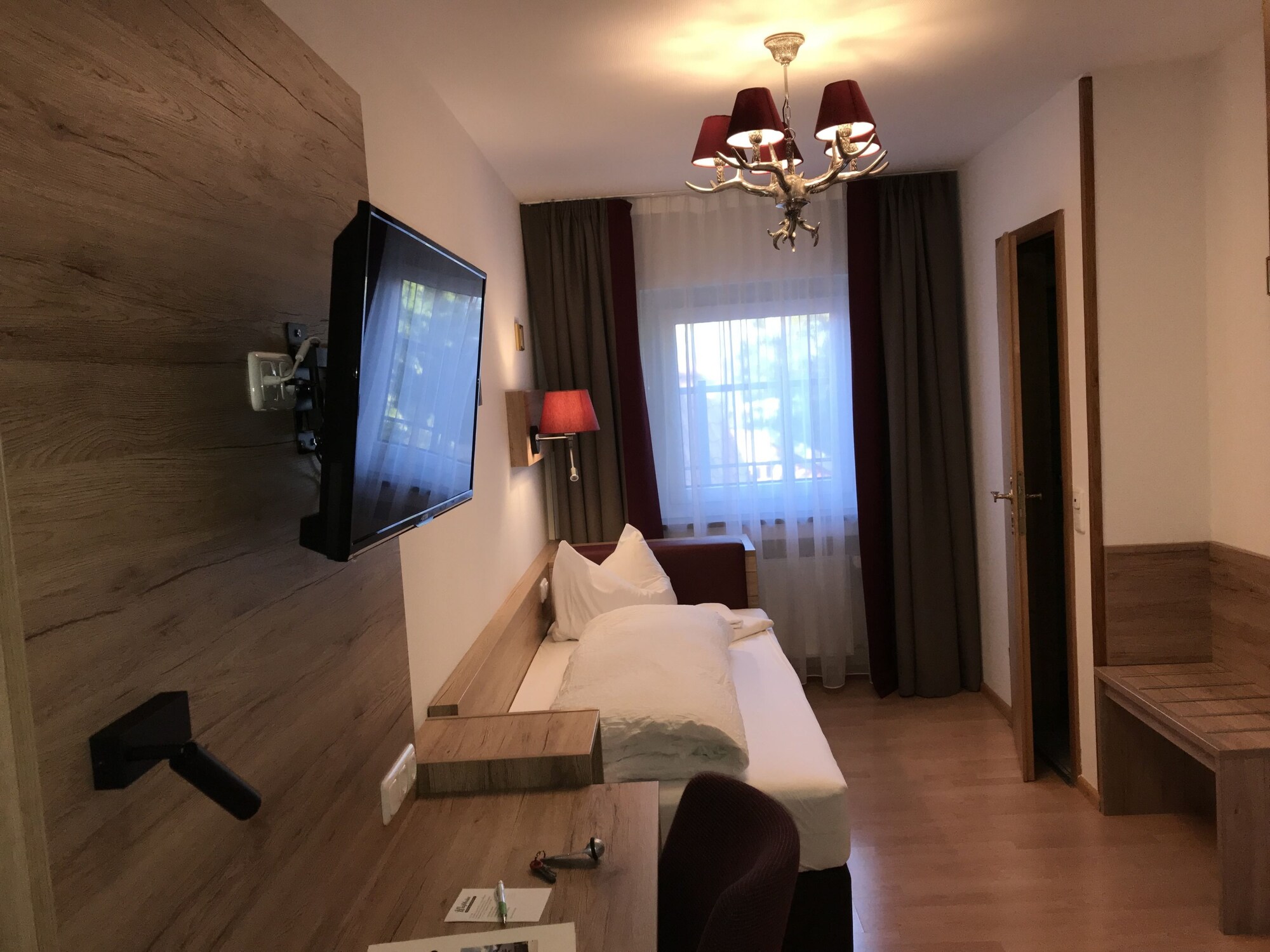 ROOM, SINGLE