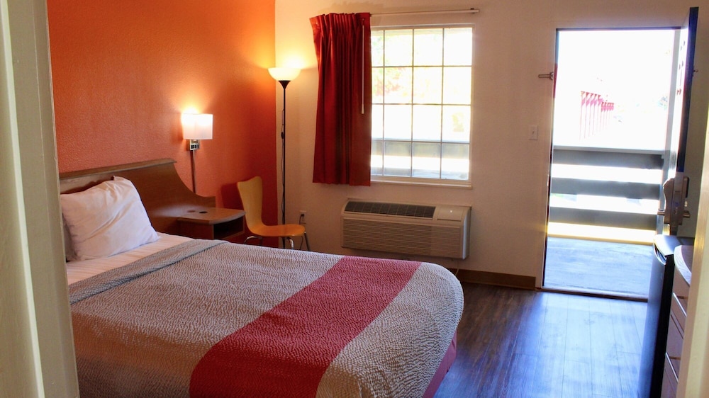 DELUXE, DOUBLE BED