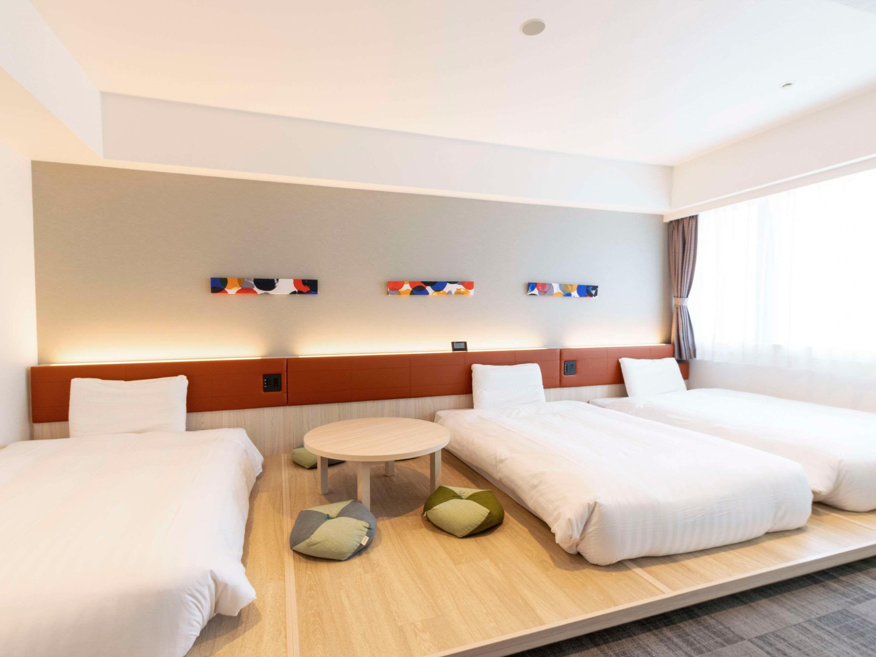 ROOM, 3 BEDS