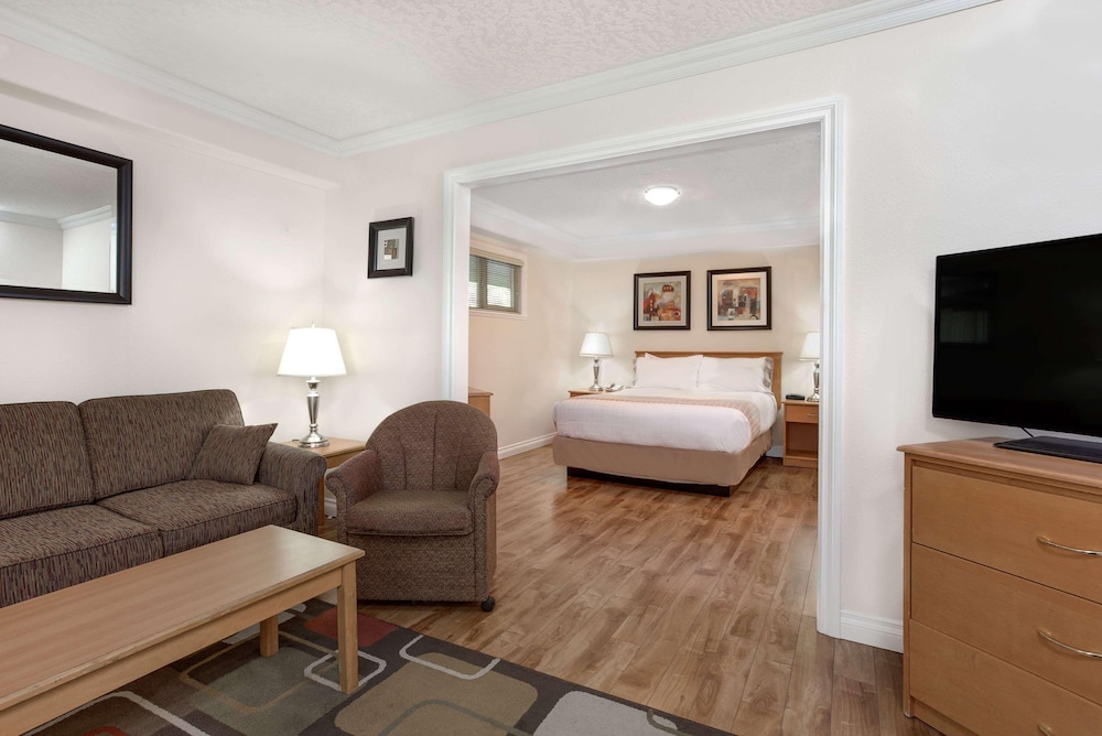 Elk Lake Inn Suites Victoria 45/81