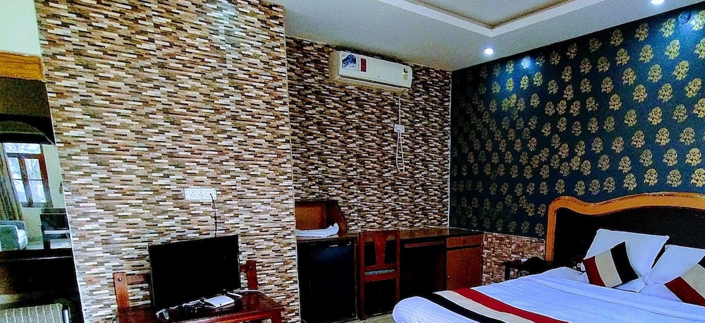 HOTEL SWARAJ RESORTS 27/73