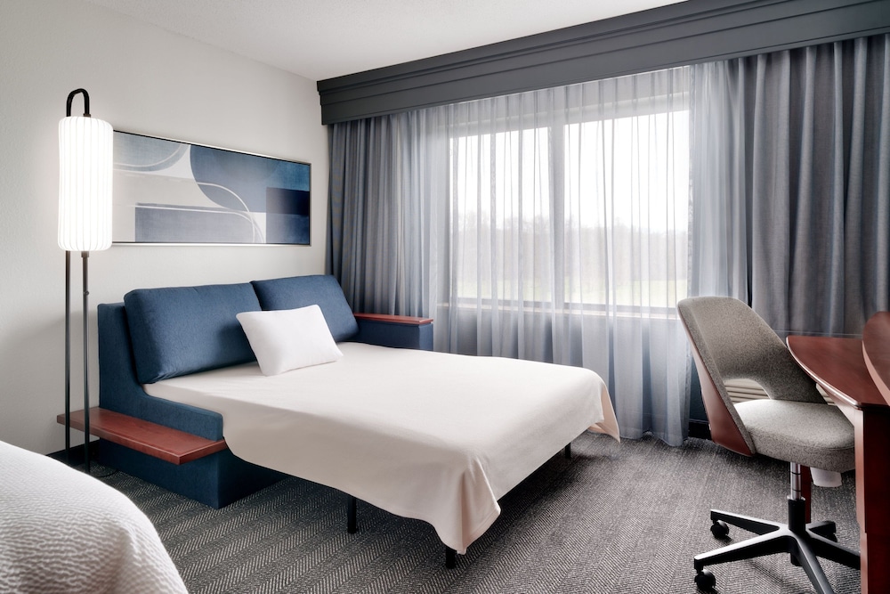 غرفة بسرير كينج مع أريكة، Courtyard Marriott Johnson City 3/4