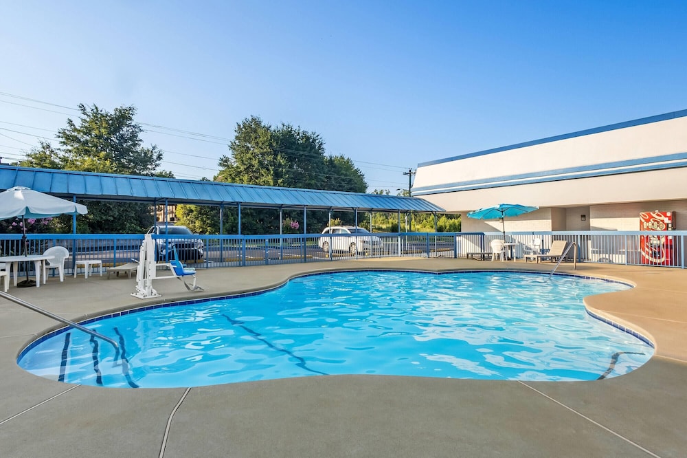 Super 8 by Wyndham Commerce 4/45