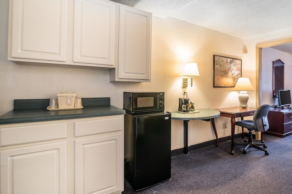 Quality Inn & Suites Albany Airport 34/36