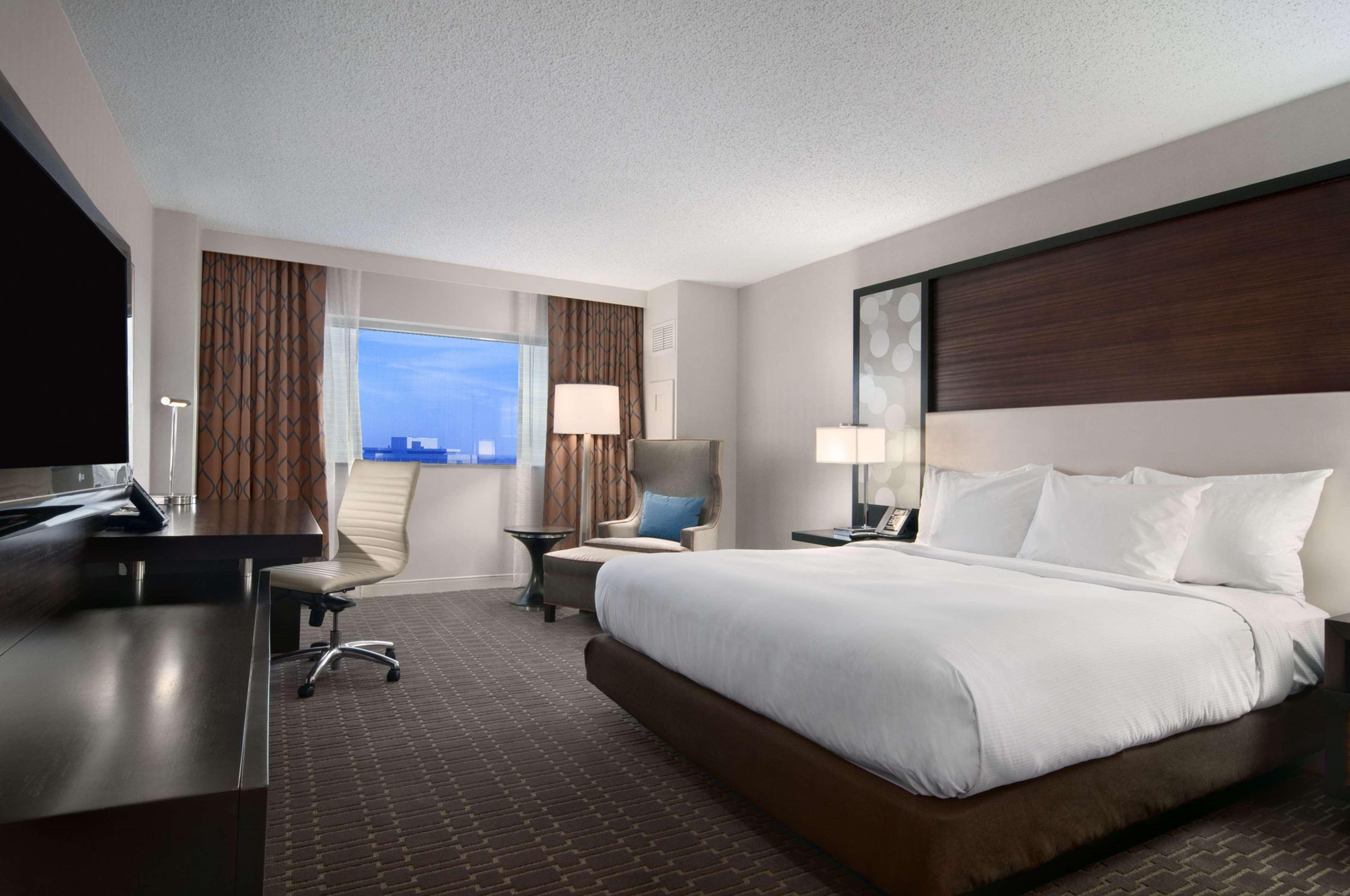 CITY, KING BED, RUNWAY VIEW