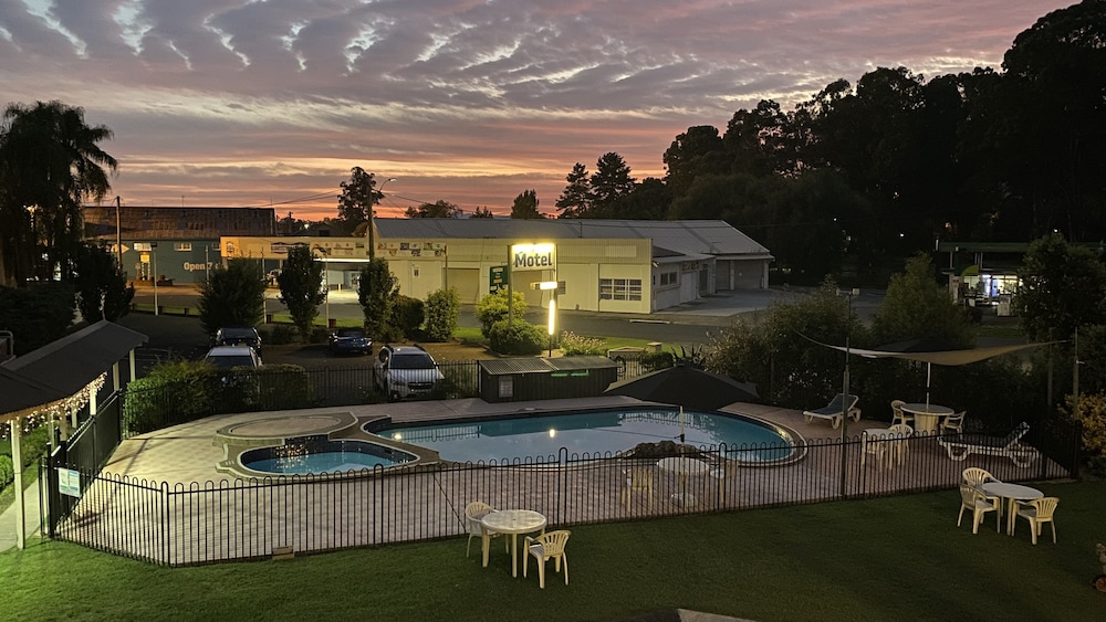 BUCKETTS WAY MOTEL 21/33