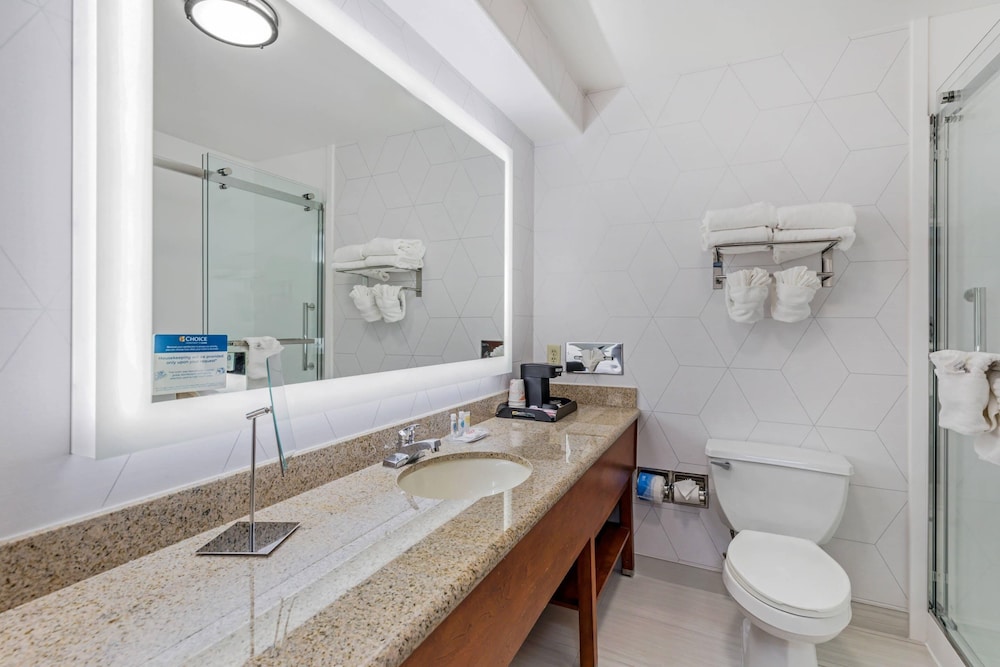 جناح بسرير كينج مع أريكة، Comfort Suites At Evergreen Parkway 9/10