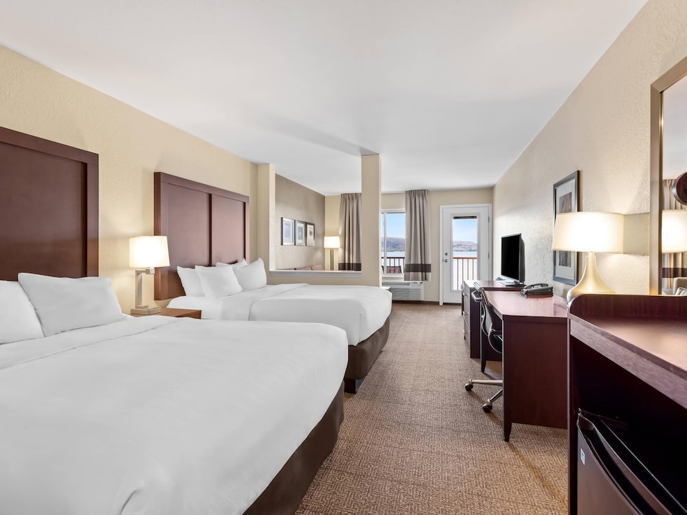 Suite, 2 Queen Beds, Lake Front, Sofa