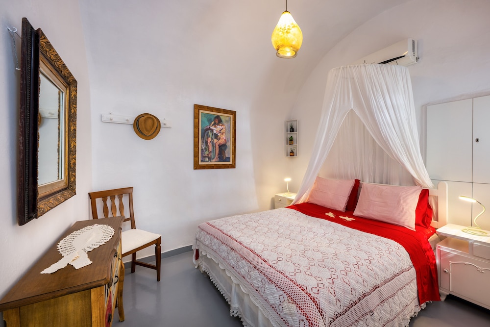 INTERIOR, TRADITIONAL, APARTMENT, JETTED TUB