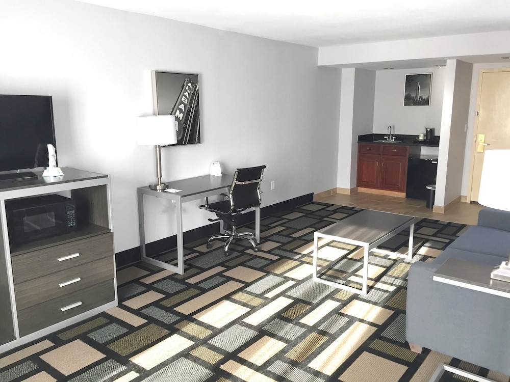 Best Western Plus Birmingham Inn & Suites 28/37