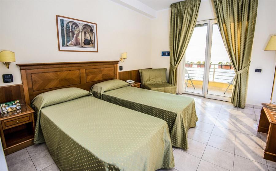 ROOM, DOUBLE OR TWIN BED, SEA VIEW