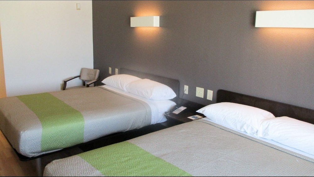 Days Inn & Suites by Wyndham Colorado City/I-20 23/37