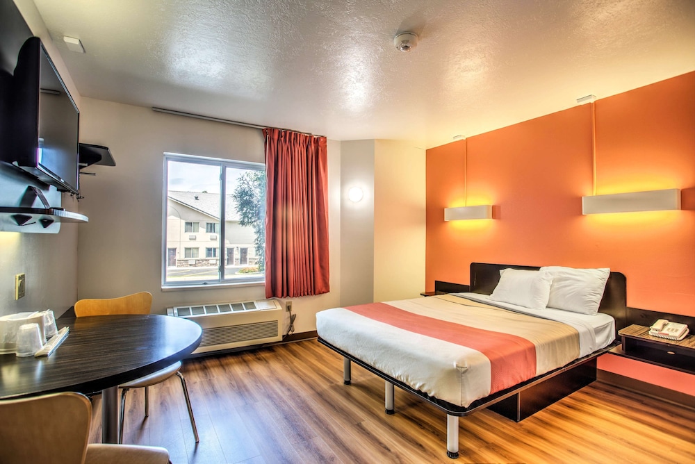 Standard, Queen Bed
