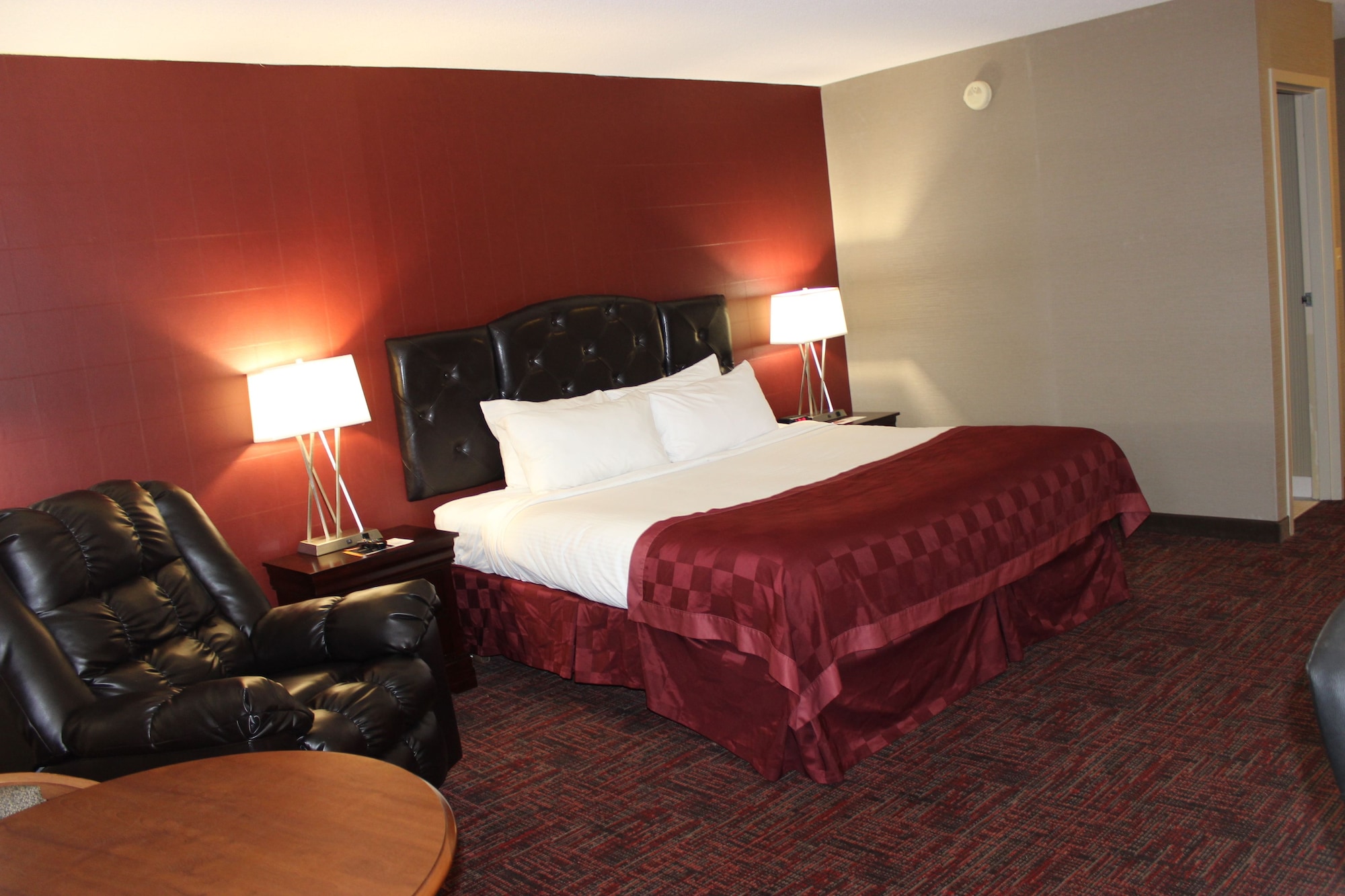 غرفة ديلوكس بسرير كينج، Ramada By Wyndham Grand Forks 8/10