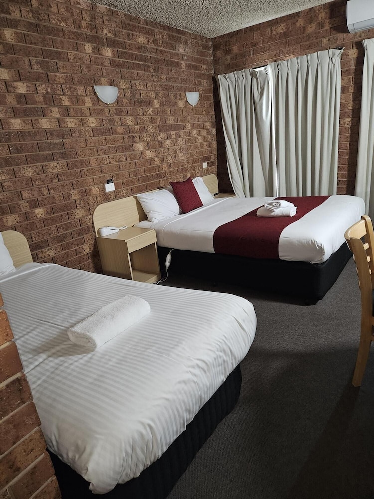 Courtyard Motor Inn 13/36