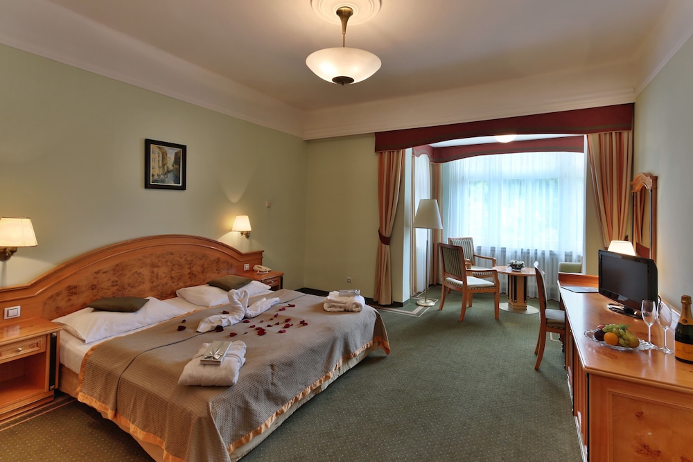 1 BEDROOM, SUITE