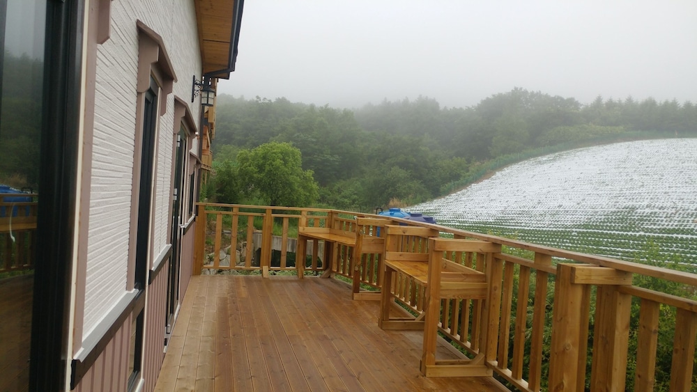 Daegwallyeong Solbawee Log-Housing Pension 18/22