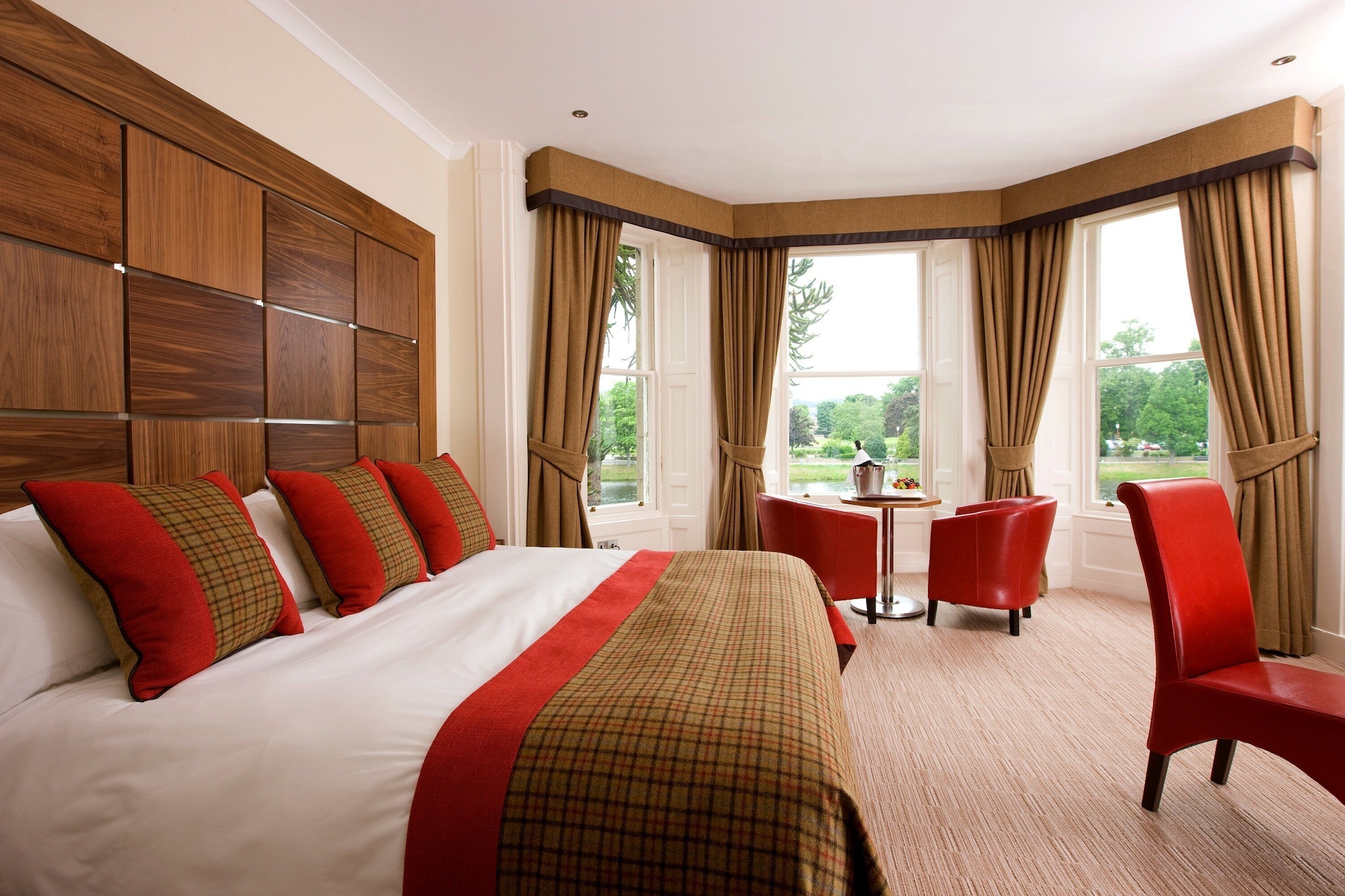 DELUXE, KING BED